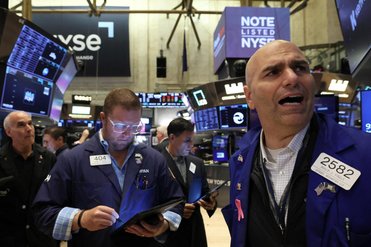 Stocks fluctuate as Fed minutes are released: stock market news today